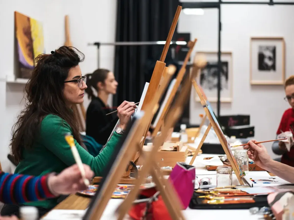 Cavalletti e tele durante una lezione di pittura